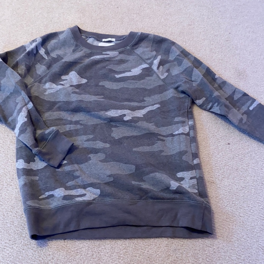American eagle super soft grey camo sweatshirt